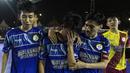 Pemain Al-Falah tampak sedih usai dikalahkan Kerambah FC pada laga Grand Final Futsal Battle di Mall Taman Anggrek, Jakarta, Minggu (14/10). Kerambah FC juara melalui adu penalti. (Bola.com/Vitalis Yogi Trisna)