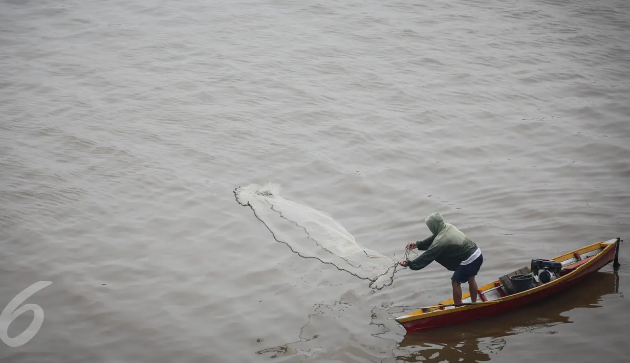 Warga melempar jala ikan di Sungai Kapuas, Pontianak, Kalimantan Barat, Minggu (23/8/2015). Kota Pontianak bakal disulap sejajar dengan kota kelas dunia melalui waterfront city (kota tepi sungai) di sepanjang Sungai Kapuas. (Liputan6.com/Faizal Fanani)