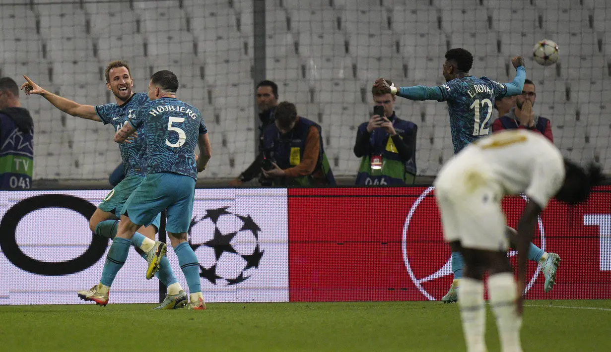 Bek Tottenham Hotspur, Pierre-Emile Hojbjerg berselebrasi dengan Harry Kane setelah mencetak gol ke gawang Marseille selama pertandingan Grup D Liga Champions di Stade Velodrome di Marseille, Prancis, Rabu (2/11/2022). Hasil ini membuat Tottenham duduk sebagai juara Grup D dengan 11 poin denga berhak lolos ke 16 besar. (AP Photo/Daniel Cole)