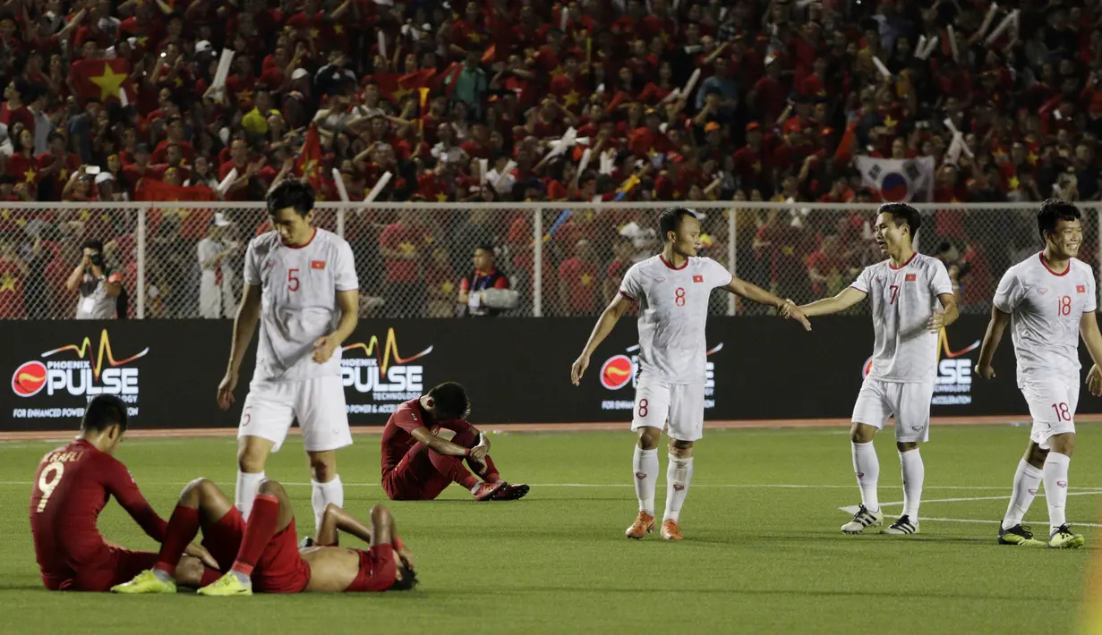 Para pemain Vietnam U-22 merayakan kemenangan atas Timnas Indonesia U-22 pada laga final SEA Games 2019 di Stadion Rizal Memorial, Manila, Selasa (10/12). Indonesia kalah 0-3 dari Vietnam. (Bola.com/M Iqbal Ichsan)