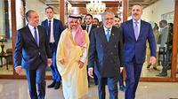Dalam foto yang dirilis oleh Kementerian Luar Negeri Pakistan ini, dari kiri: Menteri Luar Negeri Mesir Badr Abdelatty, Menteri Luar Negeri Arab Saudi Pangeran Faisal bin Farhan Al Saud, Menteri Luar Negeri Pakistan Ishaq Dar, dan Menteri Luar Negeri Turki Hakan Fidan berjalan menuju pertemuan untuk membahas perang di Timur Tengah, di Islamabad, Pakistan, Minggu, (29/3/2026). (Dok. Kementerian Luar Negeri Pakistan via AP)