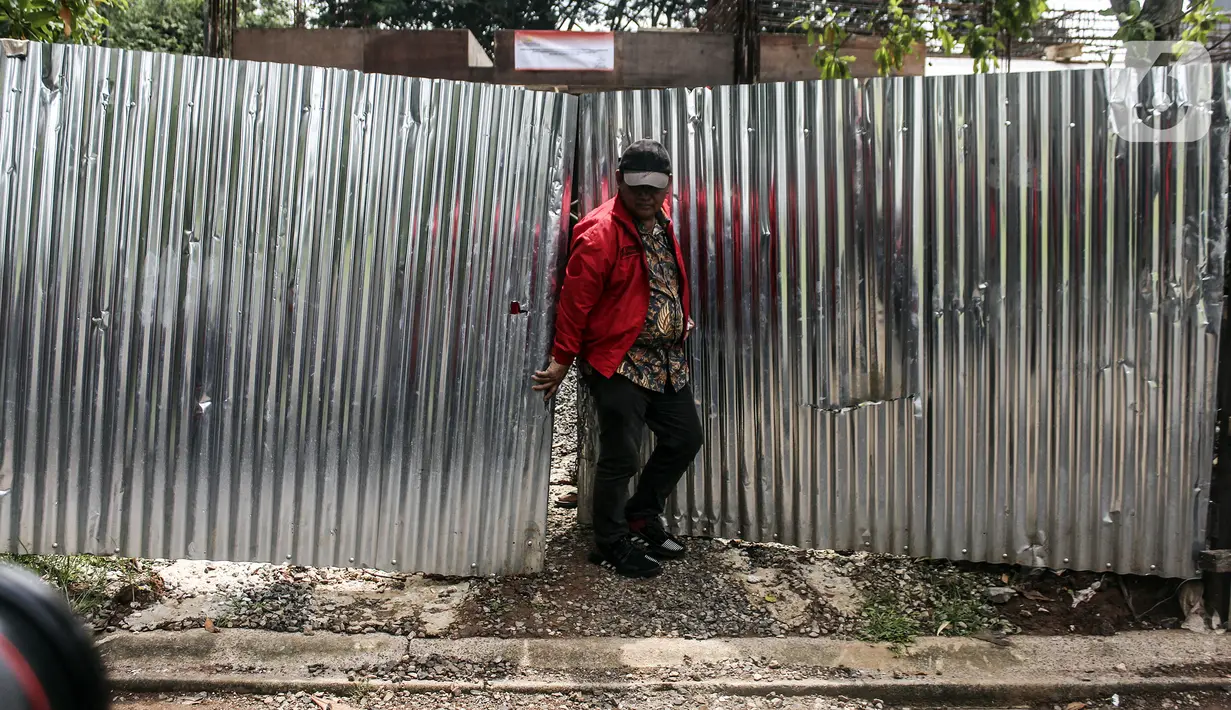 Penyidik Bareskrim Polri saat menyegel rumah yang diduga milik Indra Kesuma atau Indra Kenz di Cluster Narada Sutera Alam Sutera, Serpong Utara, Tangerang Selatan, Jumat (18/3/2022). Pengejaran aliran dana Indra Kenz termasuk ke orang-orang dan aset-aset yang dimilikinya. (Liputan6.com/JohanTallo)
