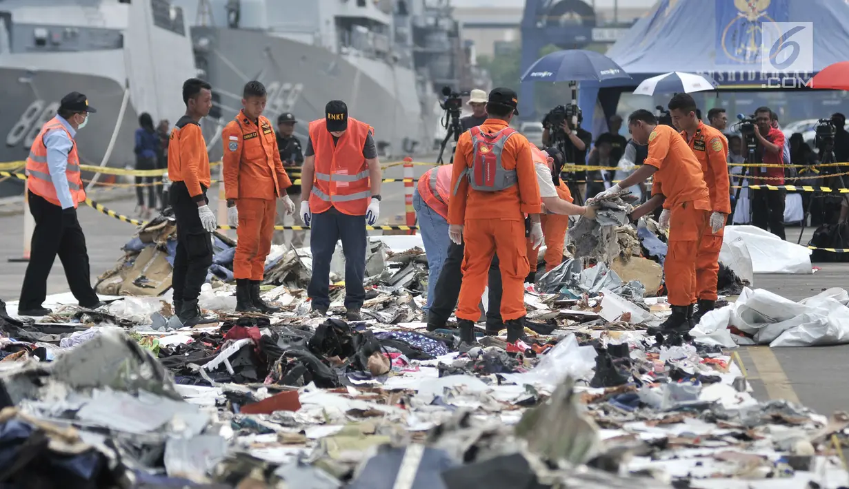 Petugas KNKT bersama Dewan Keselamatan Transportasi Nasional (NTSB) Amerika Serikat mencari dan memisahkan serpihan pesawat Lion Air JT-610 dari tumpukan barang temuan di Pelabuhan JICT 2, Jakarta, Kamis (1/11). (Merdeka.com/ Iqbal S. Nugroho)