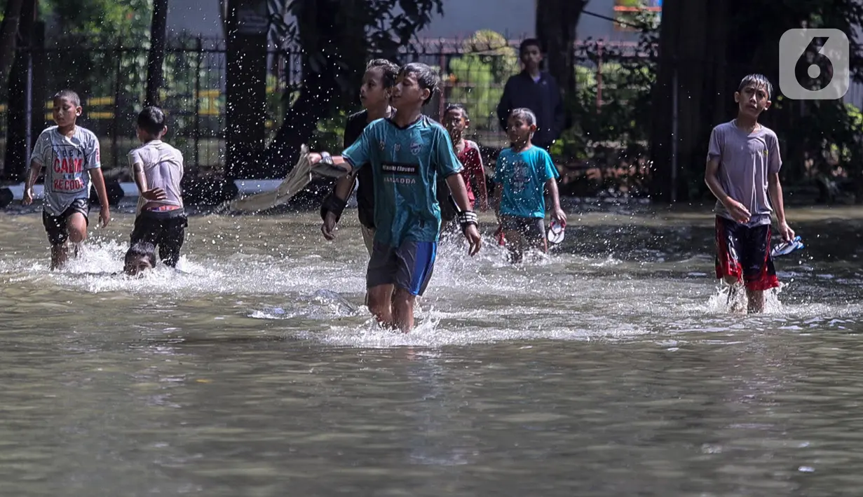 Banjir di sejumlah wilayah disebabkan tingginya intensitas hujan yang mengguyur sejumlah wilayah di Jakarta pada Minggu 6 Juli 2025. (Liputan6.com/Herman Zakharia)