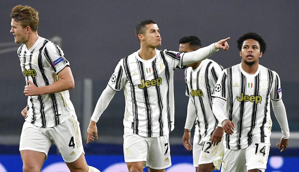Striker Juventus, Cristiano Ronaldo, melakukan selebrasi usai mencetak gol ke gawang Ferencvaros pada laga Liga Champions di Turin, Rabu (25/11/2020). Juventus menang dengan skor 2-1. (Marco Alpozzi/LaPresse via AP)