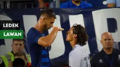 Bek Chelsea yang kini dipinjamkan ke Nantes, Matt Miazga, mengejek lawannya saat Amerika Serikat kontra Meksiko, Rabu (12/9/2018)