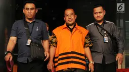 Ekspresi Komisaris PT KAK Khayub Muhamad Lutfi usai menjalani pemeriksaan oleh penyidik di Gedung KPK, Jakarta, Selasa (13/3). Khayub resmi ditahan untuk 20 hari ke depan. (Merdeka.com/Dwi Narwoko)