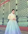 Libur lebaran di Korea Selatan, Ayu Ting Ting turut mengunjungi istana Gyeongbok yang ikonik sambil mengenakan hanbok ombre yang menawan. [Foto: IG/ayutingting92].