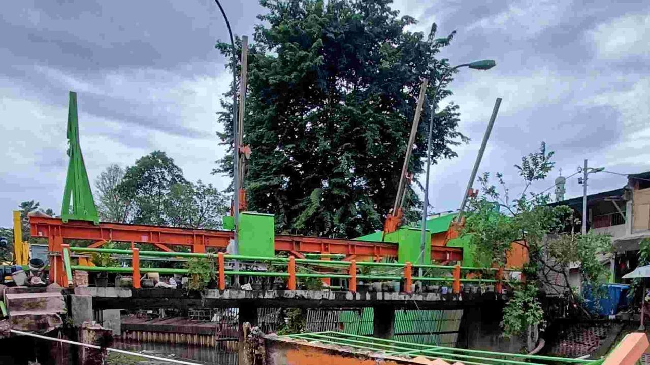 Pos Pantau Pintu Air Palmerah Ambruk Jatuh ke Sungai, Ini Dugaan Penyebabnya