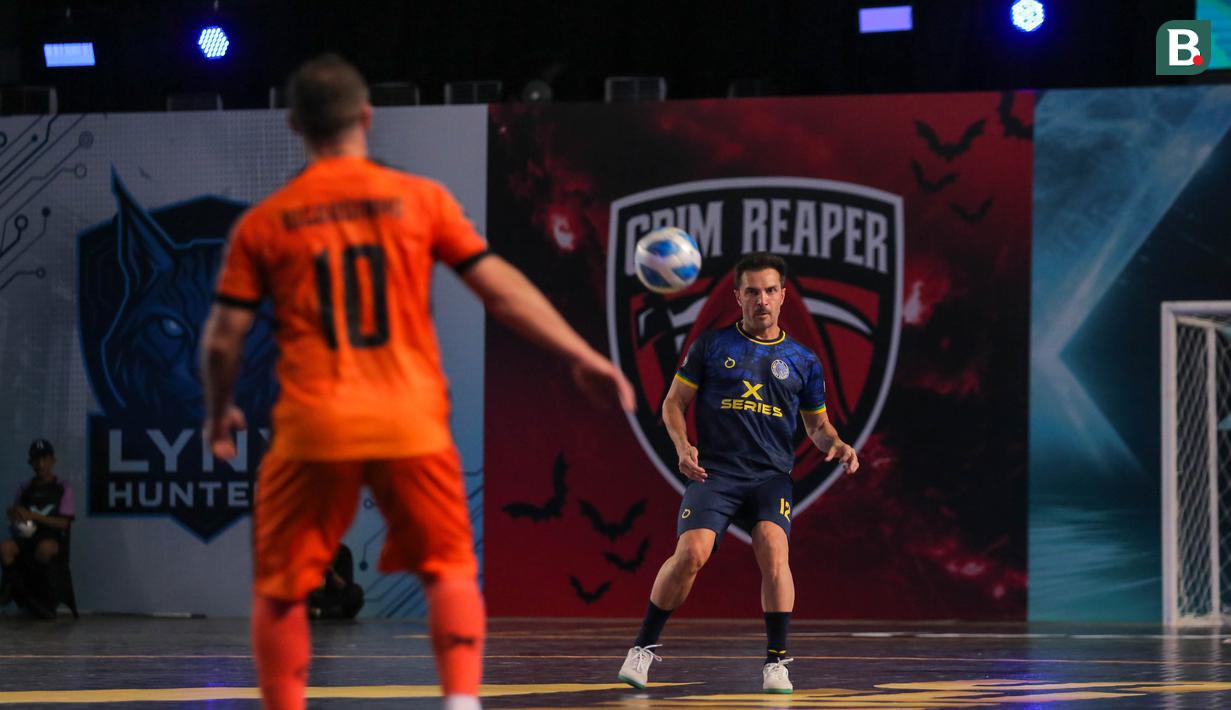 Pemain Fury Skuad, Falcao (kanan) berusaha melepaskan tembakan dibayangi pemain Nova Titans, Ricardinho dalam laga Futsal X Series 2 di GOR UNJ, Rawamangun, Jakarta, Sabtu (17/01/2026). (Bola.com/Bagaskara Lazuardi)