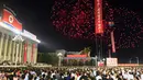 Pesta kembang api menghiasi langit Pyongyang saat merayakan kesuksesan peluncuran bom hidregon antarbenua di Kim Il Sung Square, Korea Utara, Rabu (6/9). Bom hidregon merupakan senjata nuklir terkuat yang pernah diciptakan. (AP/Jon Chol Jin)