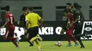 Gelandang Indonesia U-19, Egy Maulana Vikri, berusaha melewati pemain Thailand U-19 pada laga persahabatan di Stadion Wibawa Mukti, Cikarang, Minggu (8/10/2017). Indonesia menang 3-0 atas Thailand. (Bola.com/M Iqbal Ichsan)