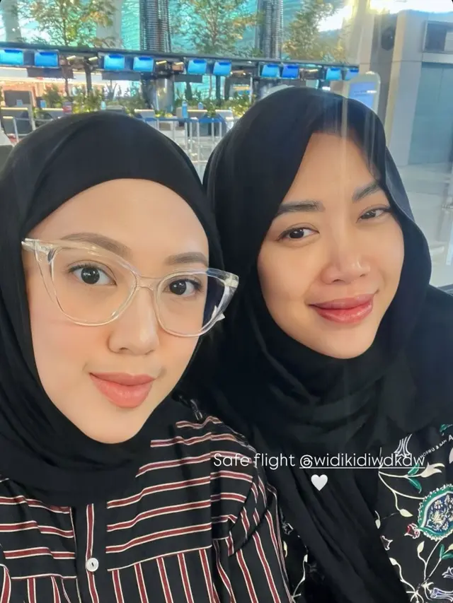 Widy Vierratale Berangkat Umroh