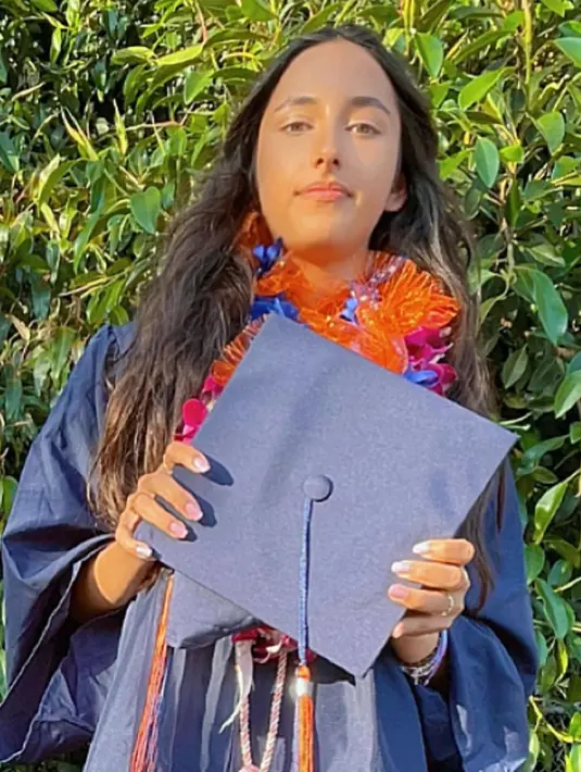 Banyak netizen yang memuji kecantikan Camilla yang beranjak dewasa itu tak kalah dengan sang mama.