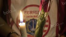 Suporter Persija, The Jakmania, melakukan aksi tabur bunga dan menyalakan lilin mengenang anggotnya Muhammad Fahreza, yang meninggal diduga akibat kekerasan di SUGBK, Jakarta, Senin (16/5/2016). (Bola.com/Vitalis Yogi Trisna)
