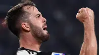 Gelandang Juventus Miralem Pjanic merayakan gol ke gawang Bologna, Sabtu (19/20/2019) atau Minggu dini hari WIB. (AFP/Marco Bertorello)