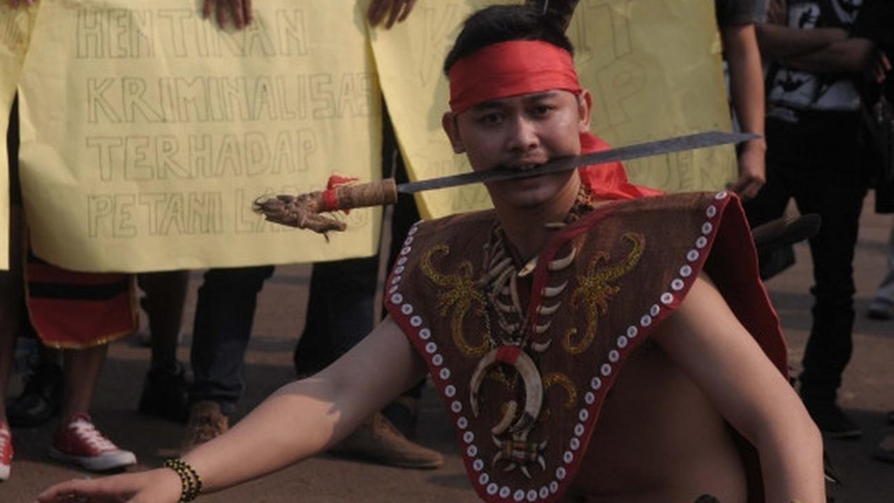 Demo setahun Jokowi-JK, mahasiswa gelar teatrikal tarian Dayak