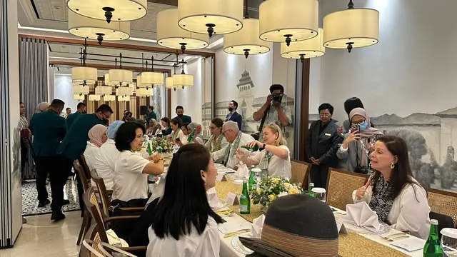 Para peserta program "Spouse Head of Mission" menikmati makanan Indonesia di Restoran Plataran, Bandung, Senin (4/3/2024). (Liputan6/Benedikta Miranti)