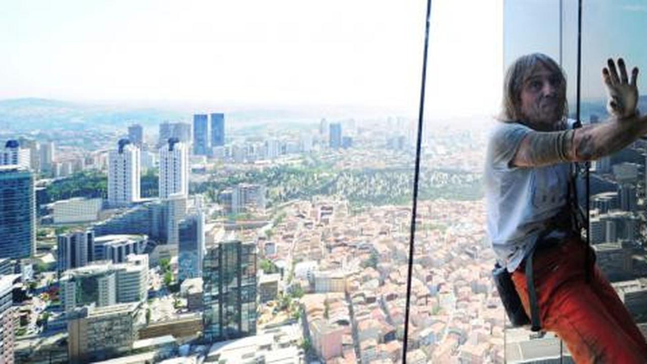Balon biru iringi 'Spiderman' ke puncak Bakrie Tower