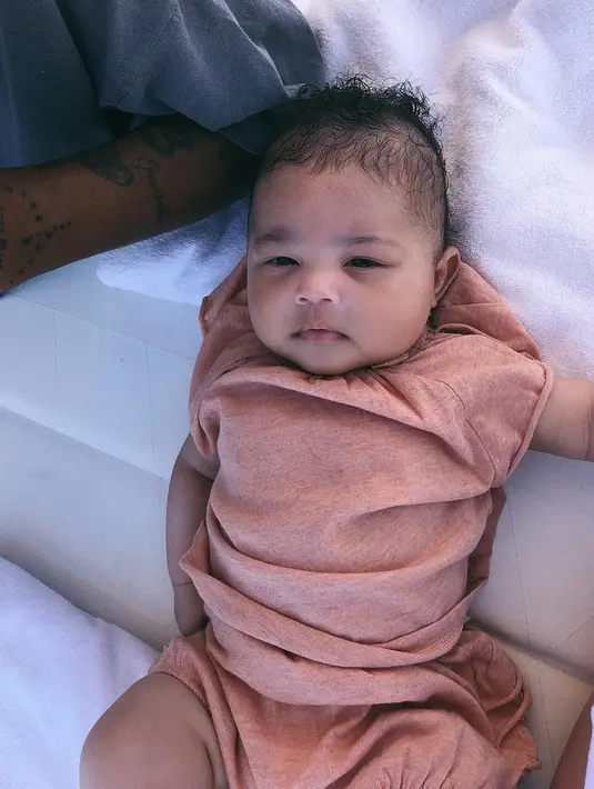 Bersama dengan Stormi, mereka pun merayakan 3 bulan kelahiran anaknya itu saat liburan. (instagram/kyliejenner)