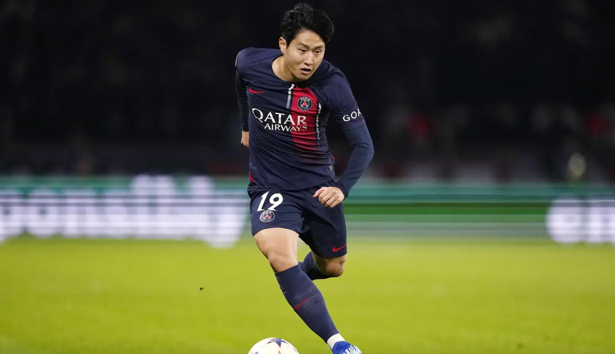Pemain Paris Saint-Germain (PSG), Lee Kang-in, saat melawan AC Milan pada laga Liga Champions di Stadion Parc de Princes, Paris, Kamis (26/10/2023). (AP Photo/Thibault Camus)
