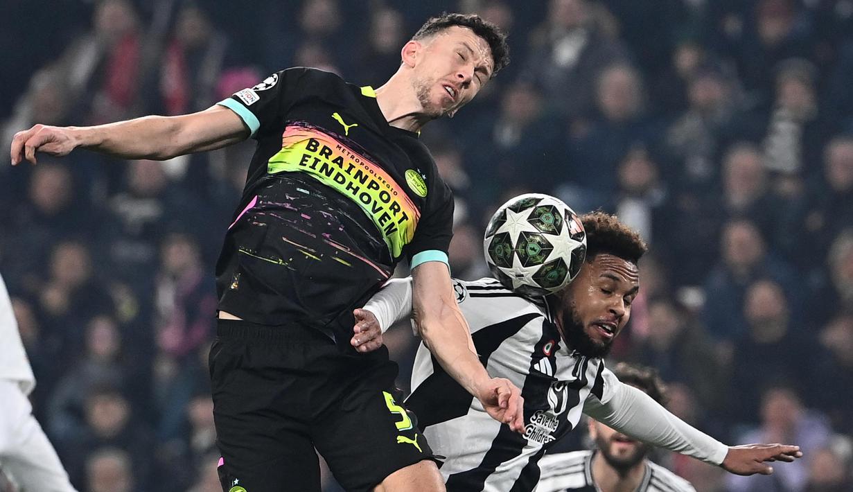 Di babak kedua, PSV Eindhoven memberi respons kuat. PSV Eindhoven berhasil menyamakan kedudukan pada menit ke-56 lewat aksi individu Ivan Perisic. (Isabella BONOTTO/AFP)