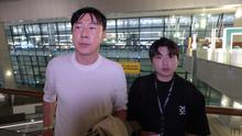 Shin Tae-yong dan Jeong Seok-seo (Jeje) di Terminal 3 Bandara Soekarno-Hatta, Tangerang, Minggu (14/12/2025). (Bola.com/Abdul Aziz)