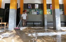 FOTO: Banjir Surut, SMAN 60 Jakarta Dipenuhi Lumpur