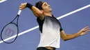 Petenis Swiss, Roger Federer berusaha melakukan smesh ke petenis Argentina, Juan Martin del Potro pada perempat final AS Terbuka 2017 di New York, Rabu (6/9). Federer kalah pada duel sengit melelahkan dalam waktu dua jam 50 menit. (AP Photo/Kathy Willens)