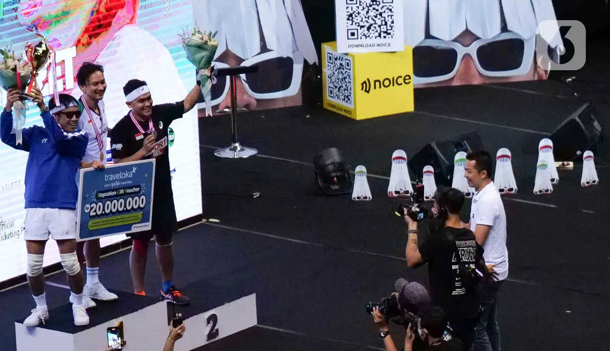 Vincent Rompies (tengah), Valentino Simanjuntak (kanan), dan Deddy Mahendra Desta (kiri) naik podium pada akhir acara Vindes Sport bertajuk Tepok Bulu 2022 di Mahaka Square, Jakarta, Minggu (3/7/2022). Vincent Rompies mengalahkan Valentino Simanjuntak dengan skor 21-12 dan 22-20. (Liputan6.com/Herman Zakharia)