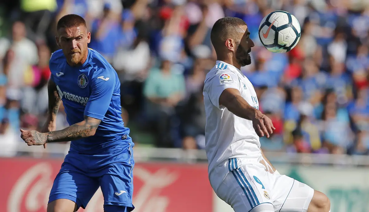Striker Real Madrid, Karim Benzema, mengontrol bola saat pertandingan melawan Getafe pada laga La Liga Spanyol Stadion Coliseum Alfonso Perez, Sabtu (14/10/2017). Real Madrid menang 2-1 atas Getafe. (AP/Paul White)