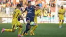 Bek Paris Saint-Germain, Yuri Berchiche, berusaha menghadang gelandang Montpellier, Facundo Piriz, pada laga Liga 1 Prancis, di Stadion de la Mosson, Sabtu (23/9/2017). Kedua tim bermain imbang 0-0. (AFP/Sylvain Thomas)
