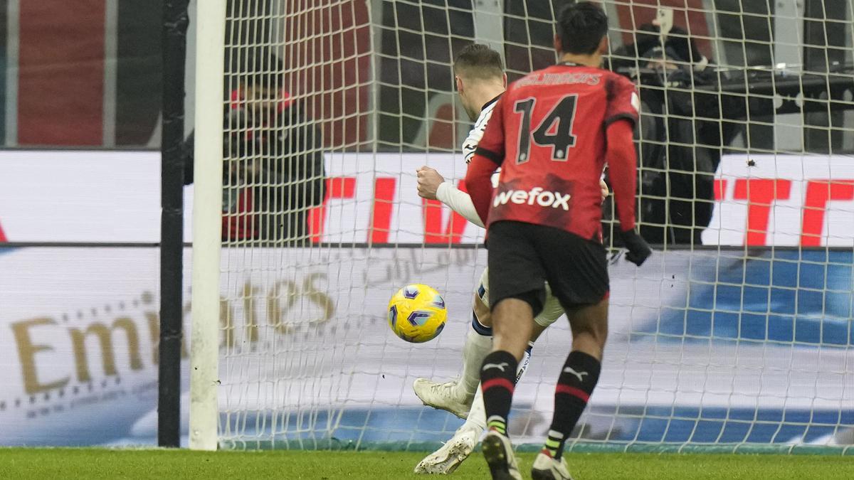 Penalti Kontroversial Atalanta Bikin AC Milan Kehilangan Akal