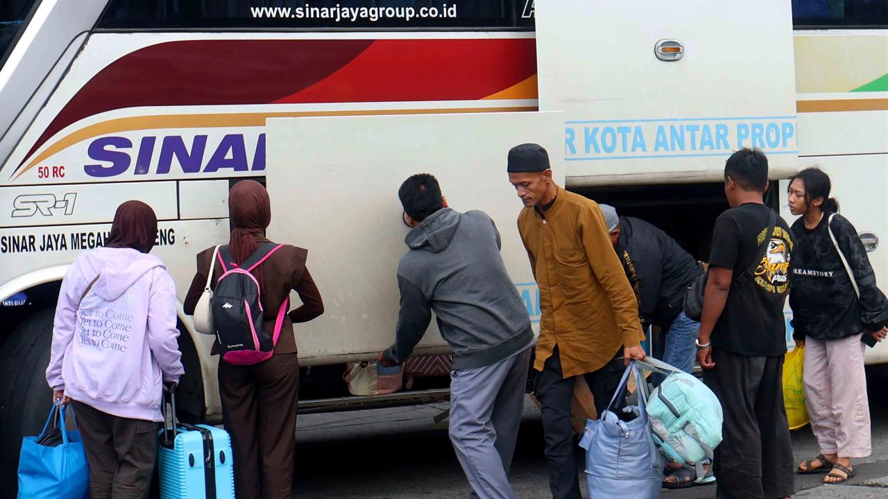 FOTO: Lonjakan Arus Balik Pemudik  di Terminal Kampung Rambutan