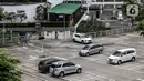 Sejumlah mobil terparkir di lahan parkir sebuah gedung, Jakarta, Kamis (1/5/2020). Indonesia Parking Association (IPA) menyatakan terjadi penurunan bisnis parkir sebesar 75-90 persen seiring penerapan PSBB untuk mencegah penyebaran COVID-19 di Jabodetabek. (Liputan6.com/Faizal Fanani)