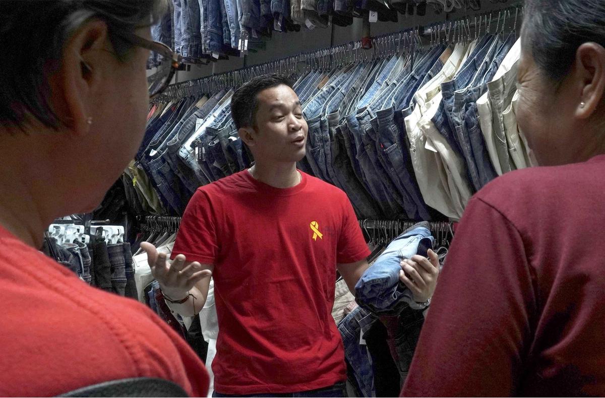 FOTO: Larangan Impor Pakaian Bekas Ilegal,  Pemerintah Dorong Pedagang Thrifting Beralih ke Produk Lokal
