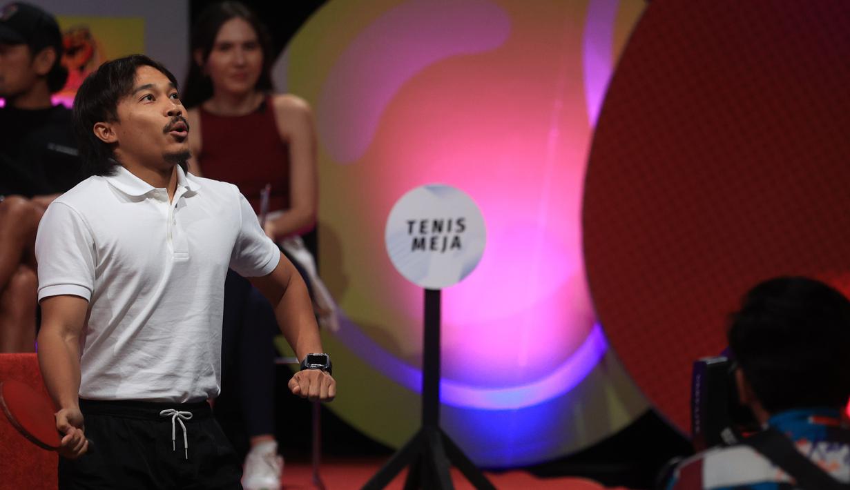 Ekspresi dari artis TikTok Indonesia, Mulyadi, saat bermain tenis meja disela-sela sesi konferensi pers Turnamen Olahraga Selebriti Indonesia (OSI) yang berlangsung di SCTV Tower, Jakarta, Selasa (4/7/2023). (Bola.com/Ikhwan Yanuar)