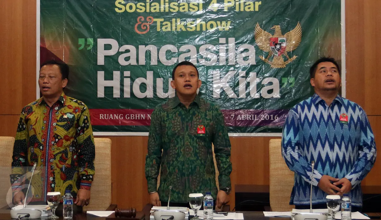 Ketua Fraksi Partai Kebangkitan Bangsa (PKB) MPR Abdul Karding (tengah) menghadiri Sosialisasi 4 Pilar di Komplek Parlemen Senayan, Jakarta, (7/4). Sosialisasi 4 pilar ini di gagas oleh fraksi PKB mengajak serta para pekerja seni.(Liputan6.com/JohanTallo)