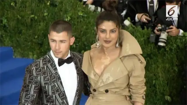 Meski baru menjalin hubungan selama 2 bulan, Nick Jonas dan Priyanka Chopra resmi bertunangan di Mumbai, India.