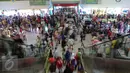 Warga memadati pusat perbelanjaan Blok B Pasar Tanah Abang, Jakarta, Minggu (28/6). Memasuki pertengahan Ramadan, pusat perbelanjaan di Ibukota mulai dipadati warga yang ingin membeli kebutuhan Lebaran. (Liputan6.com/Faizal Fanani)