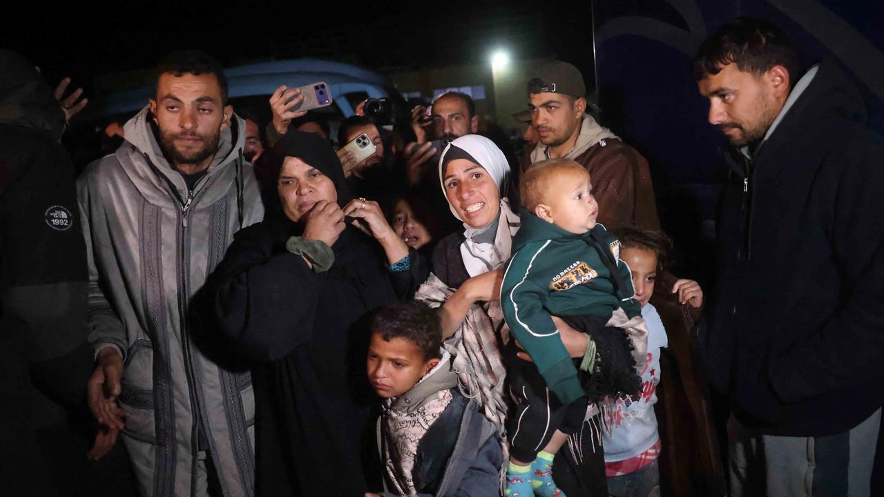 FOTO: Pelukan Haru Menyatukan Kembali Warga Gaza yang Terpisah Bertahun Tahun Akibat Serangan Israel