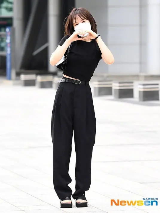 Wendy Red Velvet tampil head to toe serba hitam yang simple namun stylish. Ia memadukan crop top dengan wide leg pants warna senada. Gaya kasualnya pun diperlengkap dengan menambahkan ikat pinggang. (Twitter/SSWSupportTeam).