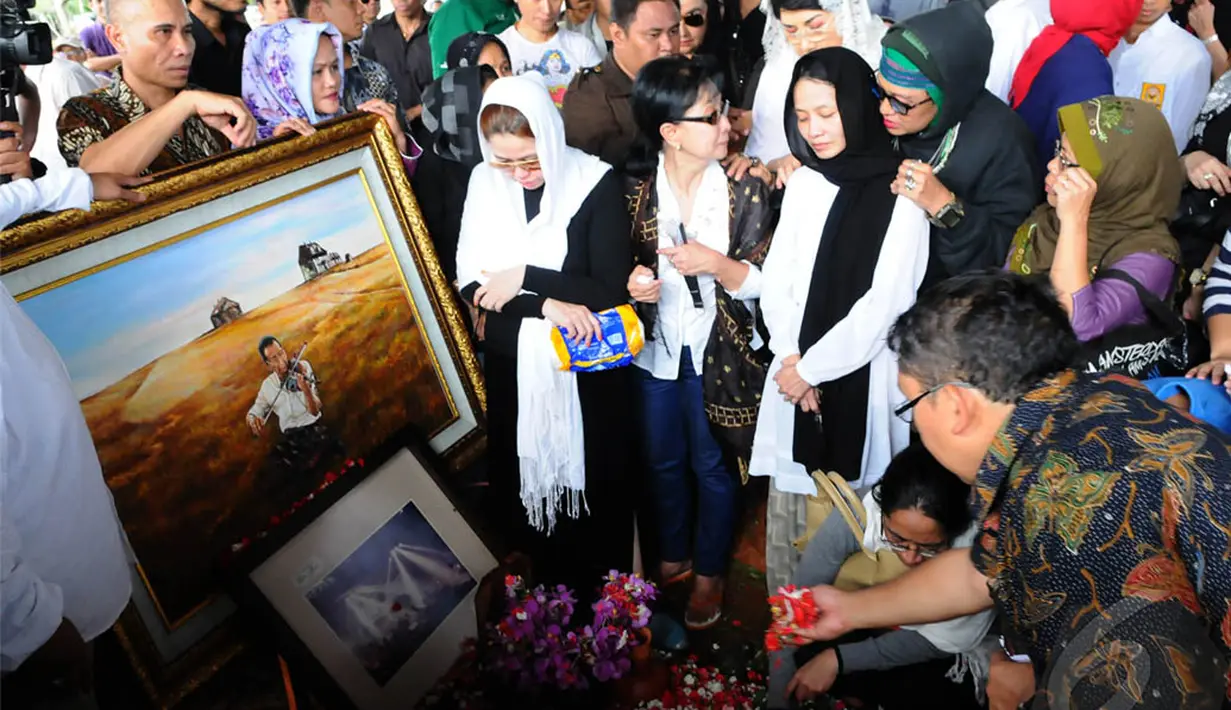 Beberapa artis senior seperti Titiek Puspa dan Reni Jayusman juga ikut mengiringi kepergian almarhum Idris Sardi, TPU Menteng Pulo. Jakarta Pusat, Senin (28/04/2014) (Liputan6.com/Andrian M Tunay).