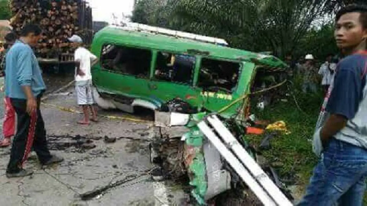 Gilas Mobil Korban Kecelakaan Beruntun, Sopir Truk Tronton Diburu