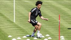 Pemain baru Bayern Munchen, Leroy Sane, melakukan sesi latihan di Munich, Selasa (14/7/2020). Mantan pemain Manchester City itu hanya berlatih ringan karena belum pulih 100 persen dari cedera lutut. (Matthias Balk/dpa via AP)