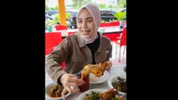 Istri Ganjar Pranowo Wisata Kuliner di Aceh, Santap Ayam Pramugari hingga Sie Reuboh (Tangkapan Layar Instagram/atikoh.s)