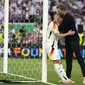 Pelatih Timnas Jerman,&nbsp;Julian Nagelsmann, menghibur Joshua Kimmich setelah timnya takluk 1-2 dari Timnas Spanyol pada perempat final Euro 2024 di&nbsp;Stuttgart Arena,&nbsp;Stuttgart, Jumat (5/7/2024) malam WIB.&nbsp;(AP Photo/Matthias Schrader)