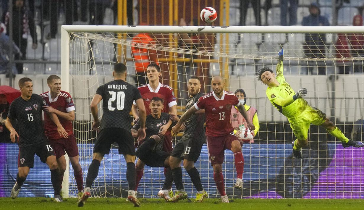 Penjaga gawang Rusia Matvey Safonov melakukan penyelamatan saat melawan Kroasia pada pertandingan sepak bola kualifikasi Grup H Piala Dunia 2022 di Stadion Poljud, Split, Kroasia, 14 November 2021. Kroasia menang 1-0. (AP Photo/Darko Bandic)
