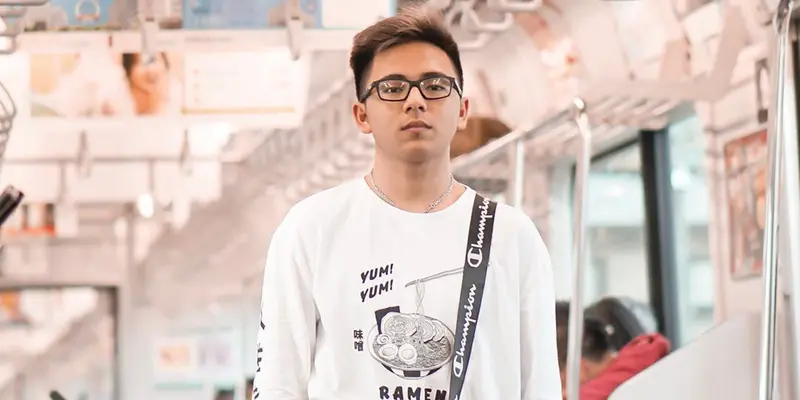 FOTO: Gaya Brandon De Angelo Pakai Kaus Putih, Tampil Keren