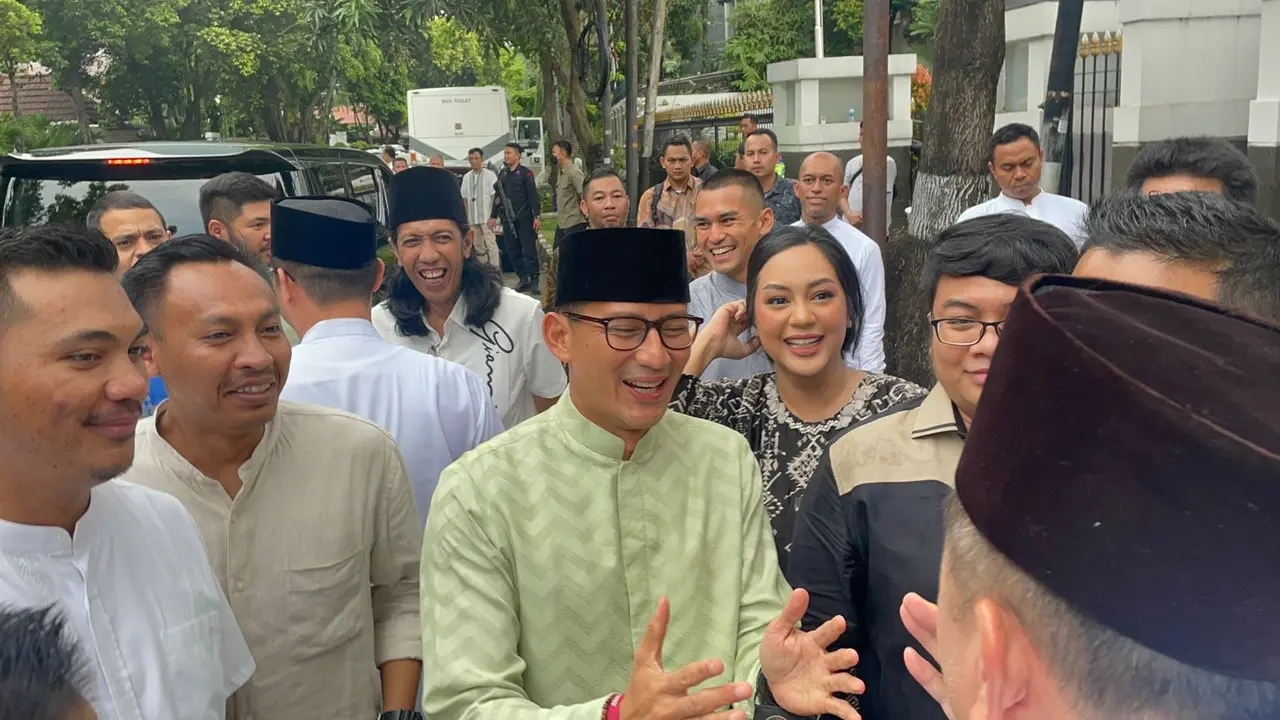 Wakil Ketua Dewan Pembina Partai Gerindra Sandiaga Uno, menyambangi rumah dinas dari Wakil Ketua DPR-RI Sufmi Dasco.